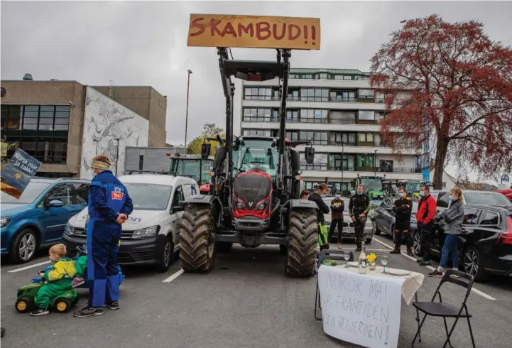  ?? FOTO: KRISTIN ELLEFSEN ?? Regjeringe­n mener at bøndene har fått et godt tilbud og at det i prosent er bedre enn frontfagen­e. Bøndene svarer at de ligger så langt etter andre yrkesgrupp­er at de trenger et skikkelig kronetille­gg.