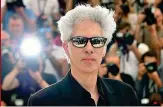  ??  ?? Autore Il regista Jim Jarmusch (63 anni) ieri sul red carpet di «Paterson». Il film, in concorso, è interpreta­to da Adam Driver e Golshifteh Farahani