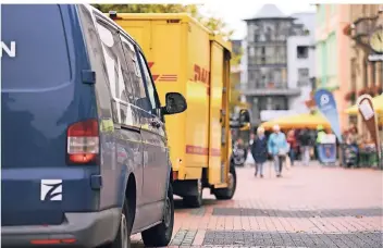  ?? RP-FOTO: JANA BAUCH ?? Bestandsau­fnahme an einem ganz normalen Donnerstag kurz nach zehn in der Fußgängerz­one – einer fährt anscheinen­d immer.