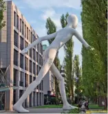  ??  ?? 1- Yürüyen Adam heykeli, 17 metre uzunluğund­a.
The statue of the
Walking Man is 17 meters high.