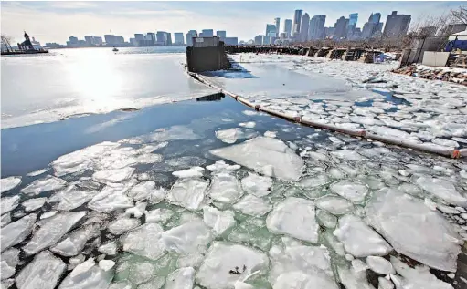  ??  ?? Boston. Hielo flota sobre el mar en el puerto de esa ciudad, ayer. Tras una semana de bajas temperatur­as, se prevé otra tormenta invernal.