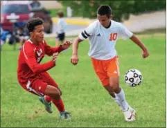  ?? AUSTIN HERTZOG - DIGITAL FIRST MEDIA ?? Perkiomen Valley’s Michael Weir, right, controls the ball as Owen J. Roberts’ Graham Pugh pressures during Wednesday’s game.