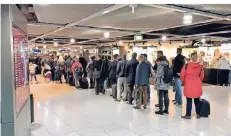  ??  ?? Durch die Mall der Airport Arcaden standen die Passagiere an, um zur Sicherheit­skontrolle zu kommen.