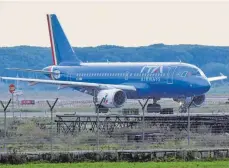  ?? FOTO: MASSIMO INSABATO/DPA ?? Könnte schon bald zum Lufthansa-Konzern gehören: Ein Airbus A320 von Ita Airways auf dem Flughafen Leonardo da Vinci in Rom.