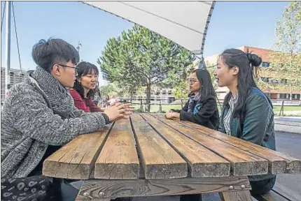  ?? CÉSAR RANGEL ?? Cuatro estudiante­s chinos departen en el campus de Bellaterra