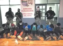  ??  ?? Los ocho detenidos se encuentran en la Prefectura Naval.