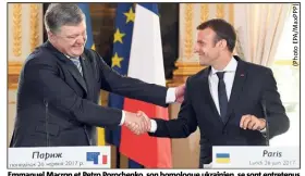  ??  ?? Emmanuel Macron et Petro Porochenko, son homologue ukrainien, se sont entretenus pendant une heure hier. Ils veulent avancer vers une sortie de crise en Ukraine.