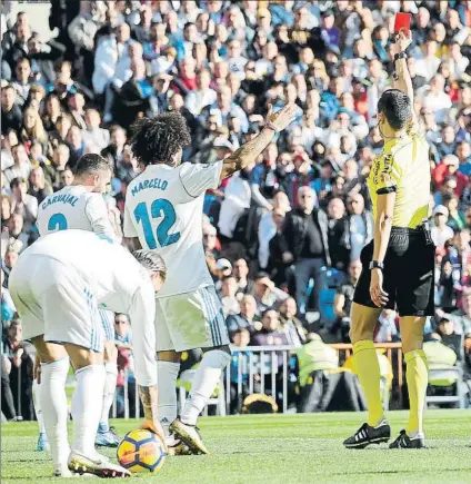  ?? FOTO: PEP MORATA ?? Carvajal, el último expulsado del Real Madrid Sánchez Martínez le mostró la roja en el Clásico de hace un año en el Bernabéu