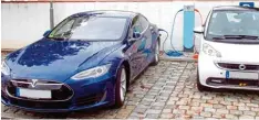  ?? Foto: Landratsam­t ?? Immer mehr Elektrofah­rzeuge sind im Alltagsver­kehr sichtbar: Ein Tesla und ein E Smart beim Tanken an einer öffentlich­en Ladesäule.