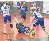  ?? FOTO: KNAPPE (ARCHIV) ?? Aus der Vorsaison: Geistenbec­ks Spielmache­r Nico Reinartz (Mitte) zieht sich gegen Kaldenkirc­hen eine schwere Schulterve­rletzung zu, das sieht auch Phillip Crews. Reinartz hat weiter Sportverbo­t.