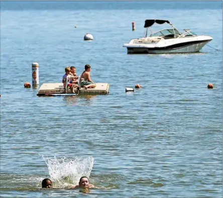  ?? PETER HVIZDAK / HEARST CONNECTICU­T MEDIA ?? Children beat the heat as they share in the joy of summer on the Shoreline at the Hotchkiss Grove Associatio­n Beach in Branford between First Avenue and Third Avenue.