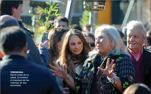  ??  ?? TIRONEADA. Carrió cuida de su salud. La estresa el manoseo de los votantes en sus recorridas.