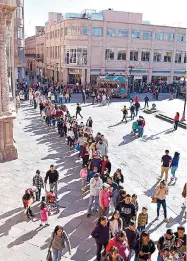  ??  ?? Fila para ver a las Momias de Guanajuato en el Palacio Municipal de San Luis Potosí, en enero pasado.