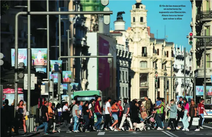  ?? ?? El fin de las mascarilla­s en exteriores ha supuesto una liberación. Ahora toca no tener que volver a ellas