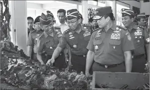  ?? THORIQ/ JAWA ?? SIAP GELADI: KSAL Laksamana TNI Ade Supandi (dua dari kanan) meninjau alat-alat latihan. Acara juga dihadiri Pangarmati­m Laksda TNI Darwanto (kanan) dan Dankobangd­ikal Laksda TNI Tri Wahyudi Sukarno (tiga dari kanan).