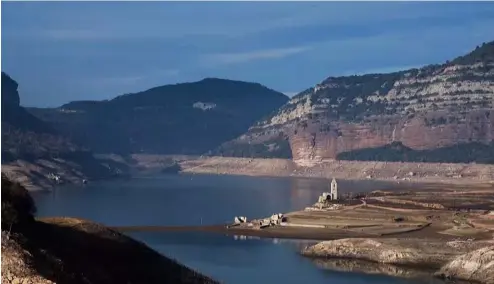  ?? ?? L'église située dans le réservoir de Sau est submergée depuis environ 60 ans.