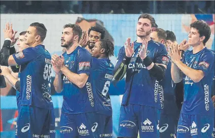  ??  ?? Mamdouh, Bonnefond, Fàbregas y Simonet celebrando con sus compañeros del Montpellie­r el pase a octavos tras ganar al Ademar León