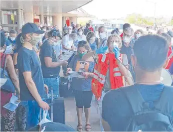  ?? FOTO: GOLISCHEWS­KI ?? Botschafte­rin Heidrun Tempmel organisier­te mit Warnweste und Megaphon den letzten Evakuierun­gsflug für Deutsche von Kuba in die Heimat.