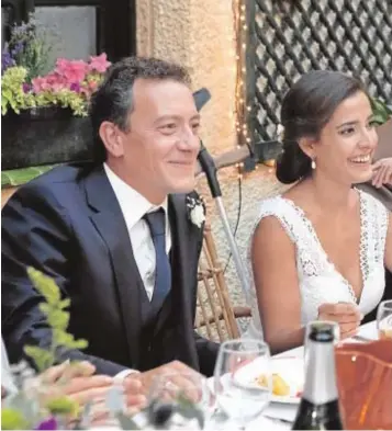  ??  ?? La lorquiana boda de Inma Cuesta ocupa la primera parte del filme