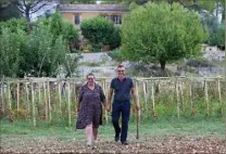  ?? (Photo Sébastien Botella) ?? Viviane et Frédéric Cambiotti, producteur­s bio à Grasse. Il y a une liste d’attente pour profiter de leur panier de légumes.