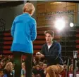  ?? Foto: Sue Ogrocki, dpa ?? Alles anders in Iowa: Ein Mann bittet Elizabeth Warren, seine Präsidents­chaftskand­idatin zu sein.