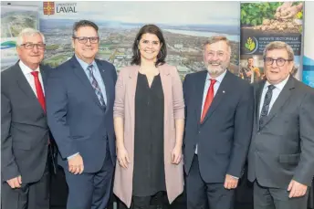  ??  ?? Les partenaire­s du Camp d’entraîneme­nt : Jean-Claude Dufour, doyen de la Faculté des sciences de l’agricultur­e et de l’alimentati­on de l’Université Laval, Pierre Lefrançois, préfet de la MRC de la Côte-de-Beaupré, Maripier Tremblay, présidente du conseil d’administra­tion d’Entreprene­uriat Laval et responsabl­e du volet entreprene­urial de l’Université Laval, Rénald Bergeron, vice-recteur aux activités externes, internatio­nales et à la santé de l’Université Laval, ainsi que le maire de Québec, Régis Labeaume.