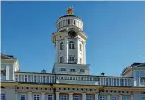  ?? PETER MICHAELIS ?? Rathaus mit Justitia auf dem Zeulenroda­er Markt. Vier Männer und drei Frauen wollen hier „einziehen“.