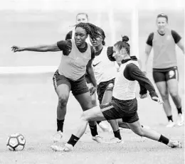  ?? JACOB LANGSTON/STAFF PHOTOGRAPH­ER ?? Orlando Pride player Ali Krieger stretches out for the ball during March training.