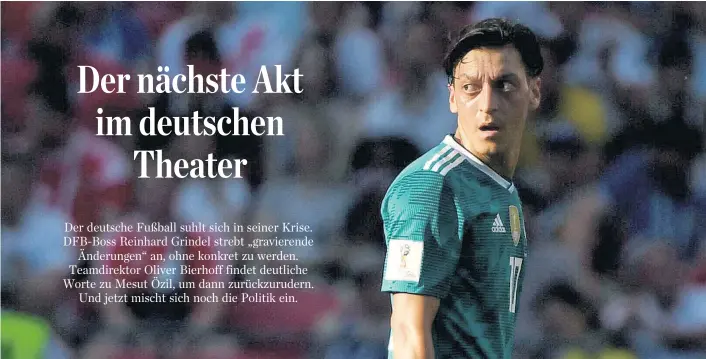  ??  ?? Blickt Mesut Özil zurück, so sieht er die WM 2014 in Brasilien, wo er großen Anteil am deutschen WM-Titel hatte. Aber er sieht auch einen Termin mit Erdogan und die WM 2018.