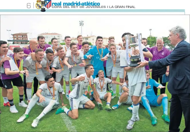  ??  ?? ACUDIÓ VILLAR. El presidente de la Real Federación Española de Fútbol entregó al Juvenil del Real Madrid la Copa sobre el césped del estadio de Calahorra.