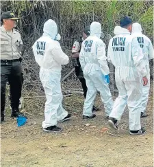  ?? ?? Agentes de Criminalís­tica realizaron el levantamie­nto de los indicios en el lugar.