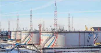  ?? FOTO: STRINGER/DPA ?? Sollen nicht mehr so einfach nach Europa gelangen: Erdöl und Ölprodukte aus Russland – hier das Ölterminal des Staatskonz­erns Transneft im russischen Ust-Luga.