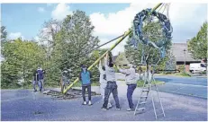  ?? FOTO: BÜRGERVERE­IN ?? Der Mehrhooger Bürgervere­in hat nach alter Tradition auf dem Platz neben dem „Bahnekerl“einen Maibaum aufgestell­t.