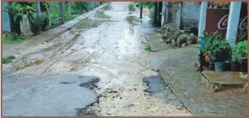  ??  ?? Destrozaro­n la calle Desde el 7 de junio, los trabajador­es no han dado otro golpe a los trabajos de reparación a la calle 7