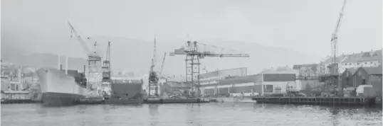  ??  ?? Solheimsvi­ken anno 1955. MS «Evanger» tilhørende Westfal – Larsen & Co, Bergen ligger til venstre.