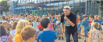  ?? FOTO: SCHULE AMTZELL ?? Die Kinder haben Suppi Huhn bei seinem Auftritt lautstark unterstütz­t.