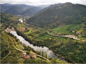  ??  ?? Le belvédère d’Eyrieux vous permet d’embrasser d’un seul regard les monts d’Ardèche.