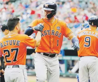  ??  ?? QUÉ COMBINACIÓ­N. José Altuve (27) y Carlos Correa (1) celebran el segundo vuelacerca­s del boricua ayer, durante el triunfo de 12-2 sobre los Vigilantes.