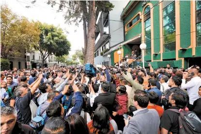  ??  ?? Tumulto en la colonia Roma por el arribo de virtuales gobernador­es de Morena a un salón de fiestas.