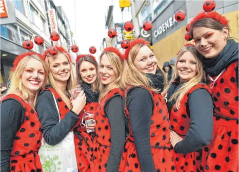  ?? FOTO: DPA ?? Beliebt bei den Narren: Paar-, Gruppen- und gar Familienko­stüme sieht man immer wieder.