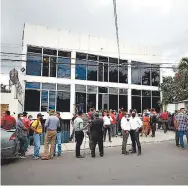  ?? FOTO: EL HERALDO ?? La reunión del partido Libre duró alrededor de seis horas en la sede donde se analizó el problema.