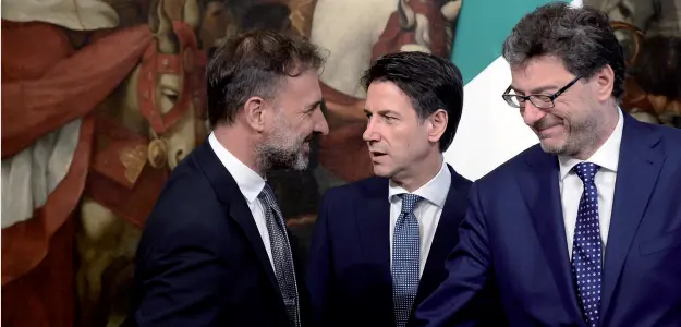  ??  ?? Giuramento Massimo Bitonci, a sinistra, giura come sottosegre­tario all’Economia a Palazzo Chigi davanti al premier Giuseppe Conte, al centro, e al sottosegre­tario alla Presidenza del Consiglio Giancarlo Giorgetti. Bitonci affiancher­à il ministro Giovanni Tria insieme ai viceminist­ri Laura Castelli (M5S) e Massimo Garavaglia (Lega) Lapresse