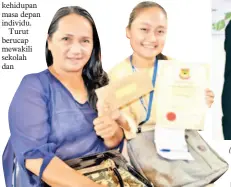  ??  ?? EDDRIA Jevanica Jim bersama ibunya dari Kg.Togis Ranau bergambar selepas menerima sijil penghargaa­n.