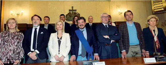  ?? (LaPresse/Cavicchi) ?? In Broletto Foto di gruppo per alcuni dei consiglier­i eletti. In prima fila, da sinistra Almici, Tacconi, Vivaldini, Alghisi, Galperti, Sarnico e Scaglia