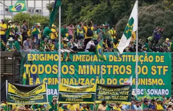  ?? Eraldo Peres / Associated Press ?? Supporters of President Jair Bolsonaro threaten to break into the Supreme Court headquarte­rs in Brasilia, which they perceive as opposing the policies of the chief executive.