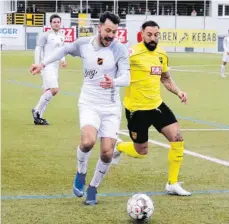  ?? SZ-FOTO: AW ?? Das Gastspiel in Heiningen könnte eines der letzten des SSV Ehingen-Süd (links Kevin Ruiz) in der Verbandsli­ga-Runde 2019/20 gewesen sein. Der WFV will die Saison am 30. Juni beenden.