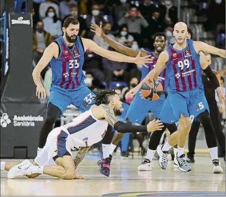  ?? FOTO: PEP MORATA ?? Daniel Hackett cae al suelo y pierde el balón ante la presión defensiva de Nikola Mirotic y Nick Calathes