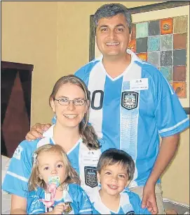  ??  ?? Carlos les contagió su pasión por la Selección Argentina de Fútbol a su esposa norteameri­cana y a sus dos hijos que
ahora tienen la doble ciudadanía.