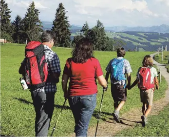  ?? FOTO: TOURIST-INFO ?? Von kurzen Ortsrundgä­ngen über Streckenwa­nderungen bis hin zu klassische­n Bergwander­ungen ist bei den Westallgäu­er Wanderwoch­en für jeden Geschmack etwas dabei.