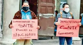  ??  ?? INCONFORME­S. Por la mañana, integrante­s del SNTE se manifestar­on para exigir la destitució­n del líder sindical Alfonso Cepeda.